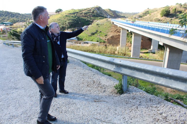 Angel Nozal y el senador Marmolejo visitando trazado tren litoral en La Cala