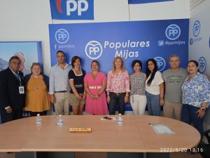 Representantes del PP, en la sede de Mijas, con la diputada nacional Carolina España.